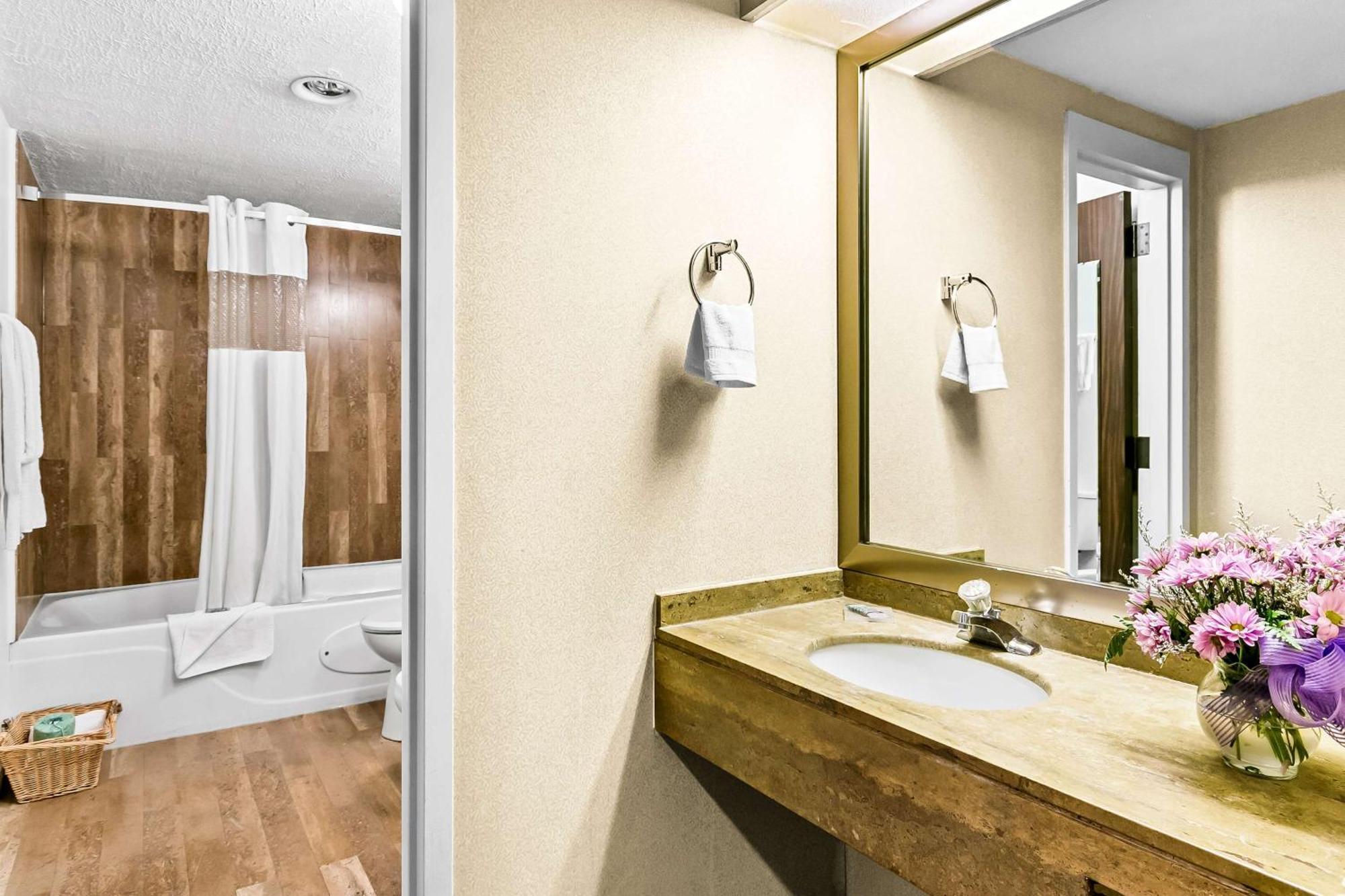 Best Western Downtown Sudbury Bagian luar foto